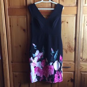 Sleeveless dress with flowers